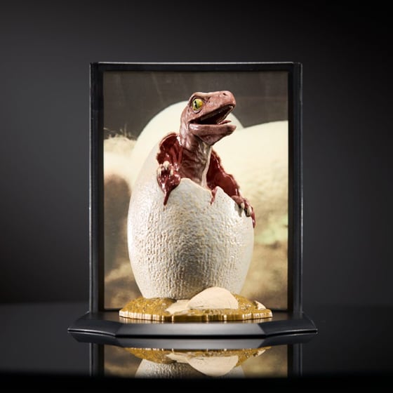 The Noble Collection Jurassic Park Φιγούρα Baby Velociraptor In Egg image 1
