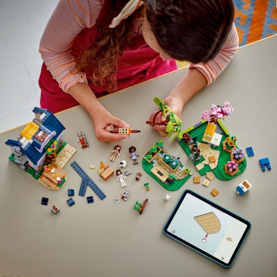 LEGO® Friends Beekeepers' House and Flower Garden (42669) image 9