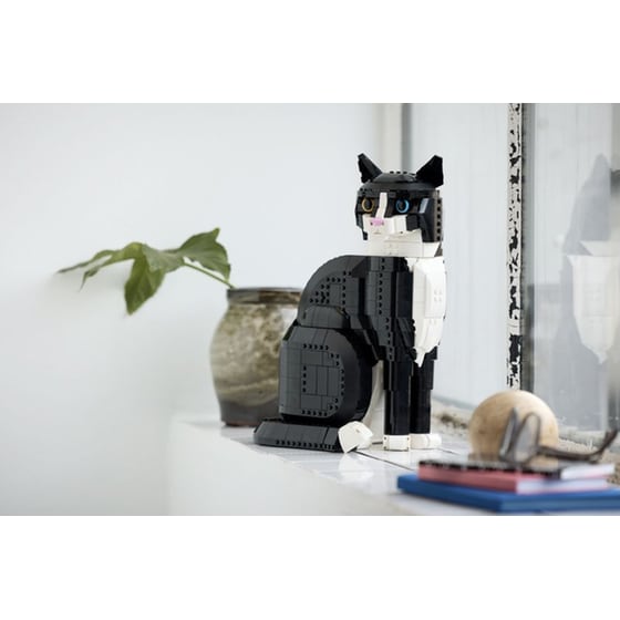 LEGO® Ideas Tuxedo Cat (21349) image 3