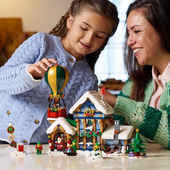 LEGO® Icons Santa's Post Office (10339) image 10