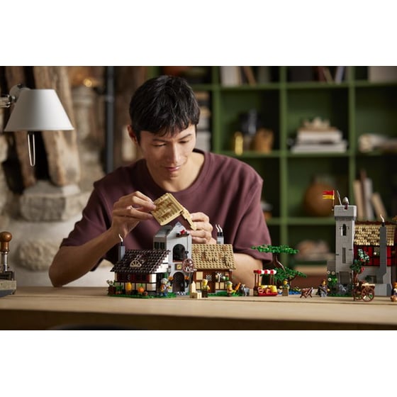 LEGO® Icons Medieval Town Square (10332) image 13