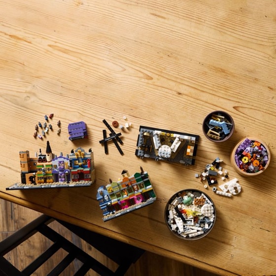 LEGO® Harry Potter Diagon Alley™ Wizarding Shops (76444) image 9