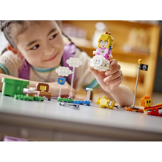 LEGO® Super Mario™ Adventures with Interactive LEGO® Peach™ (71441) image 9