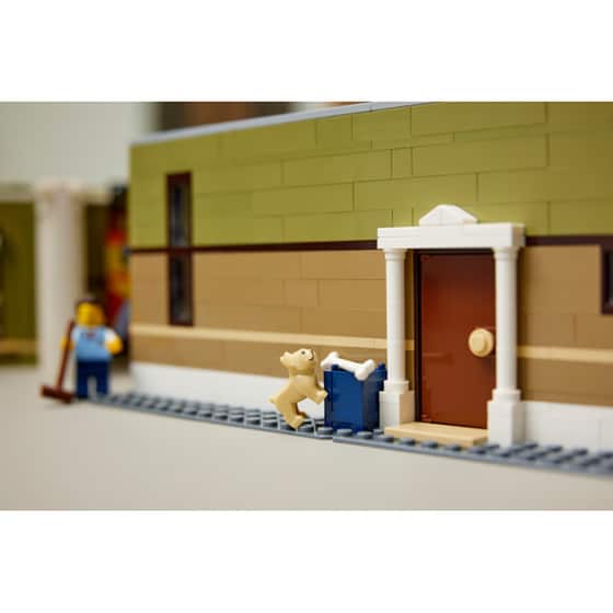 LEGO® Icons Natural History Museum (10326) image 6