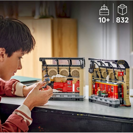 LEGO® Harry Potter Book Nook: Hogwarts™ Express (76450) image 2