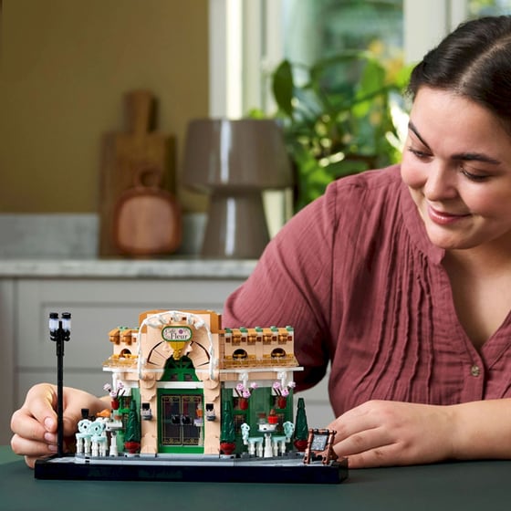 LEGO® Icons French Café (10362) image 2