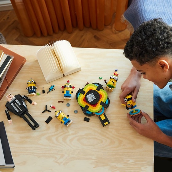 LEGO® Despicable Me Brick-Built Gru and Minions (75582) image 6