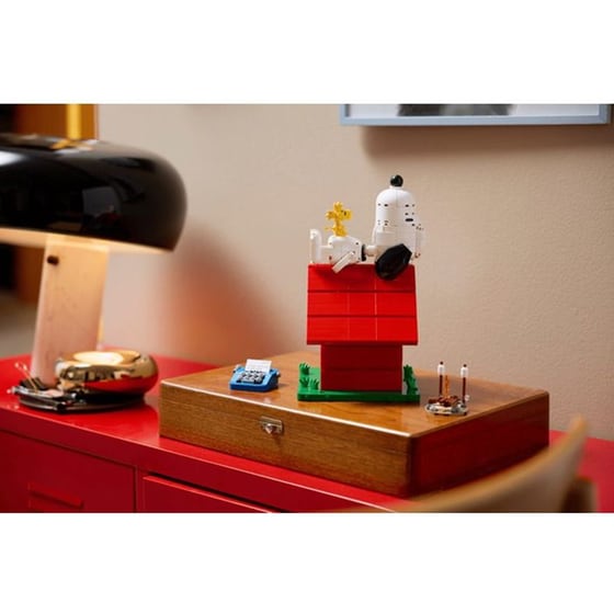 LEGO® Ideas Peanuts: Snoopy's Doghouse (21368) image 11